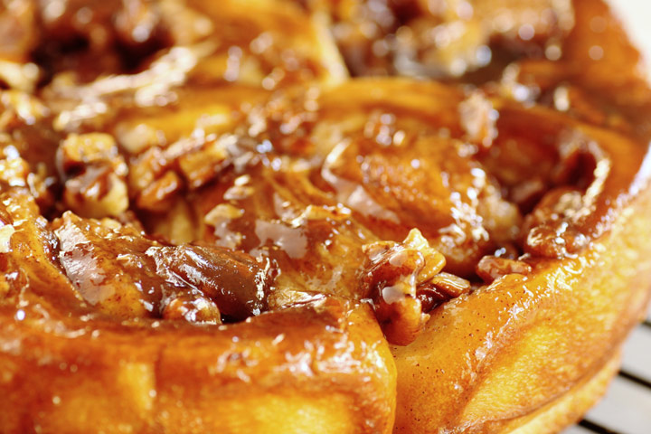 Caramel_pecan_sticky_buns_on_wire_rack.jpg